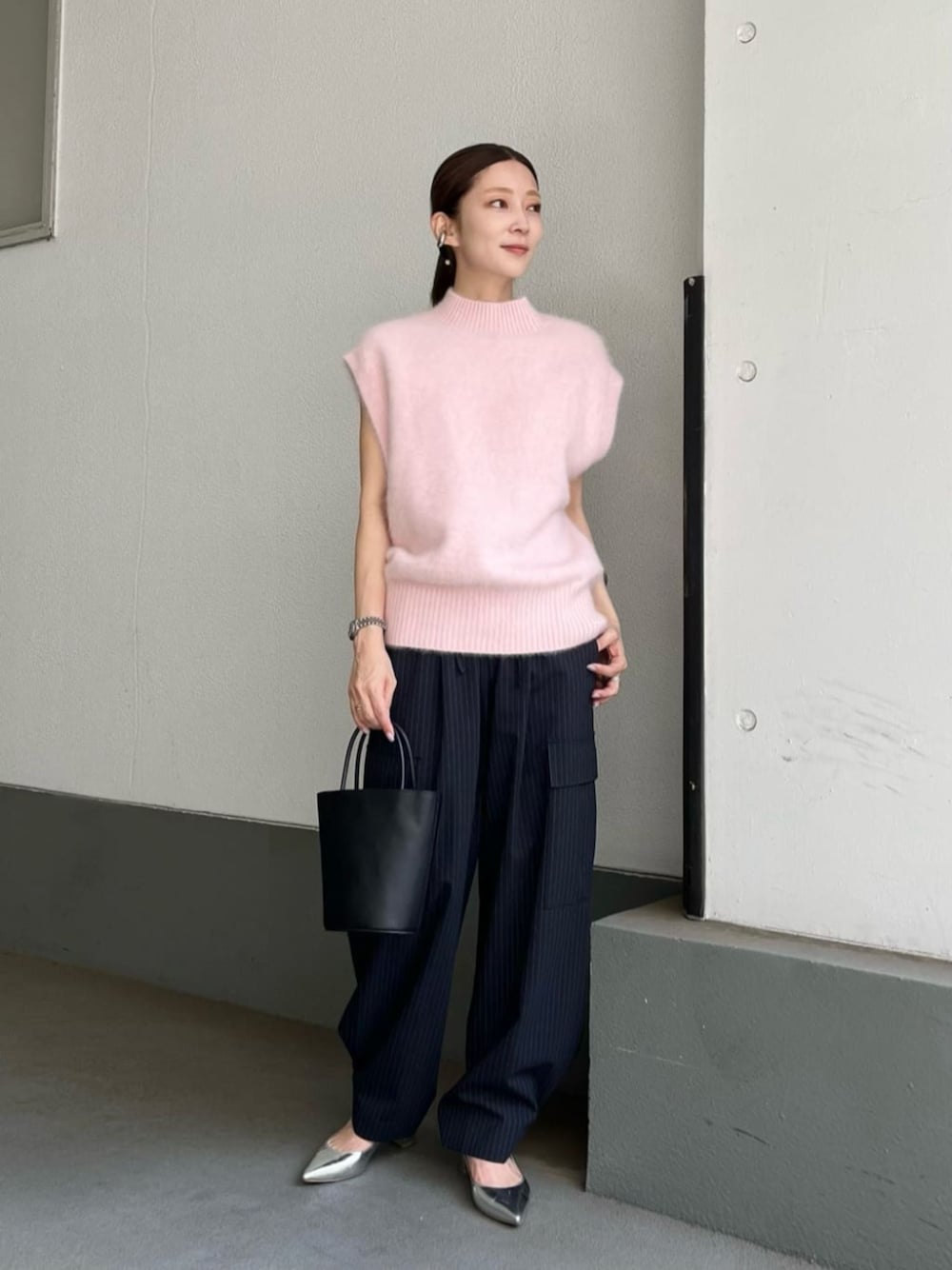 ピンク系のベスト、その他のカーゴパンツを着用したレディースの夏コーディネートの1枚目の写真