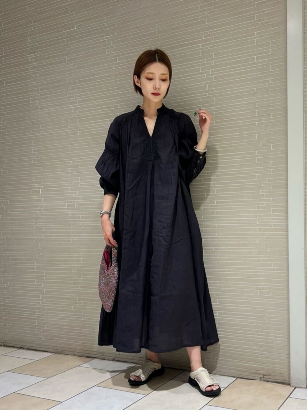 「パーソナルカラースプリング、休日スタイル、ワンピース、サンダル、リラックス、大人カジュアル、春服、夏服、初夏コーデ」｜「BEAUTY&YOUTH UNITED ARROWSのオーロラ コード ミニ ワンショルダーバッグ（ショルダーバッグ、その他）」を使った、仲（naka）さん（レディース・163cm）の春コーディネートの1枚目の写真