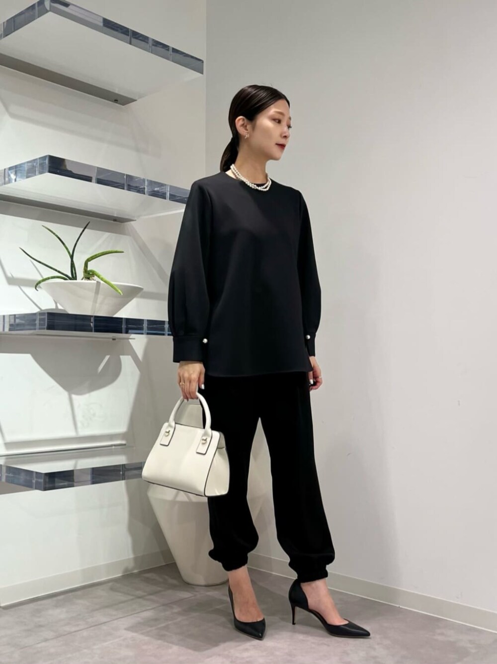 「パーソナルカラー_SPRING」｜「UNITED ARROWSのSPONGY パールモチーフ ブラウス（シャツ/ブラウス、ブラック系）」を使った、仲（naka）さん（レディース・163cm）の冬コーディネートの1枚目の写真