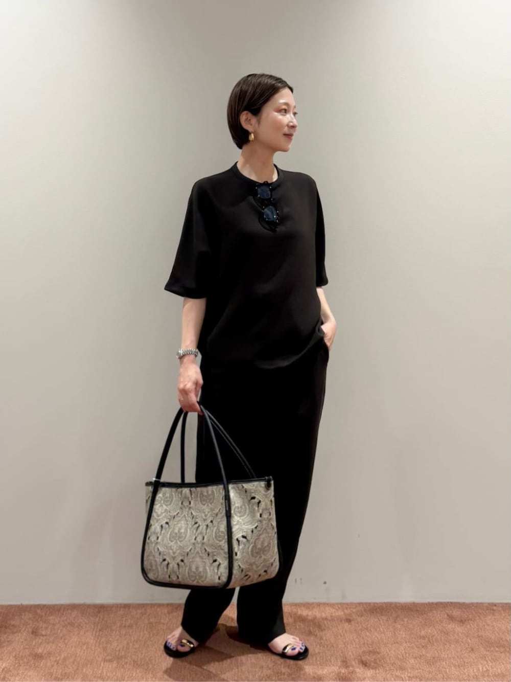 ブラウン系のその他パンツ、ブラウン系のTシャツ/カットソー、ブラック系のトートバッグを着用したレディースの夏コーディネートの1枚目の写真