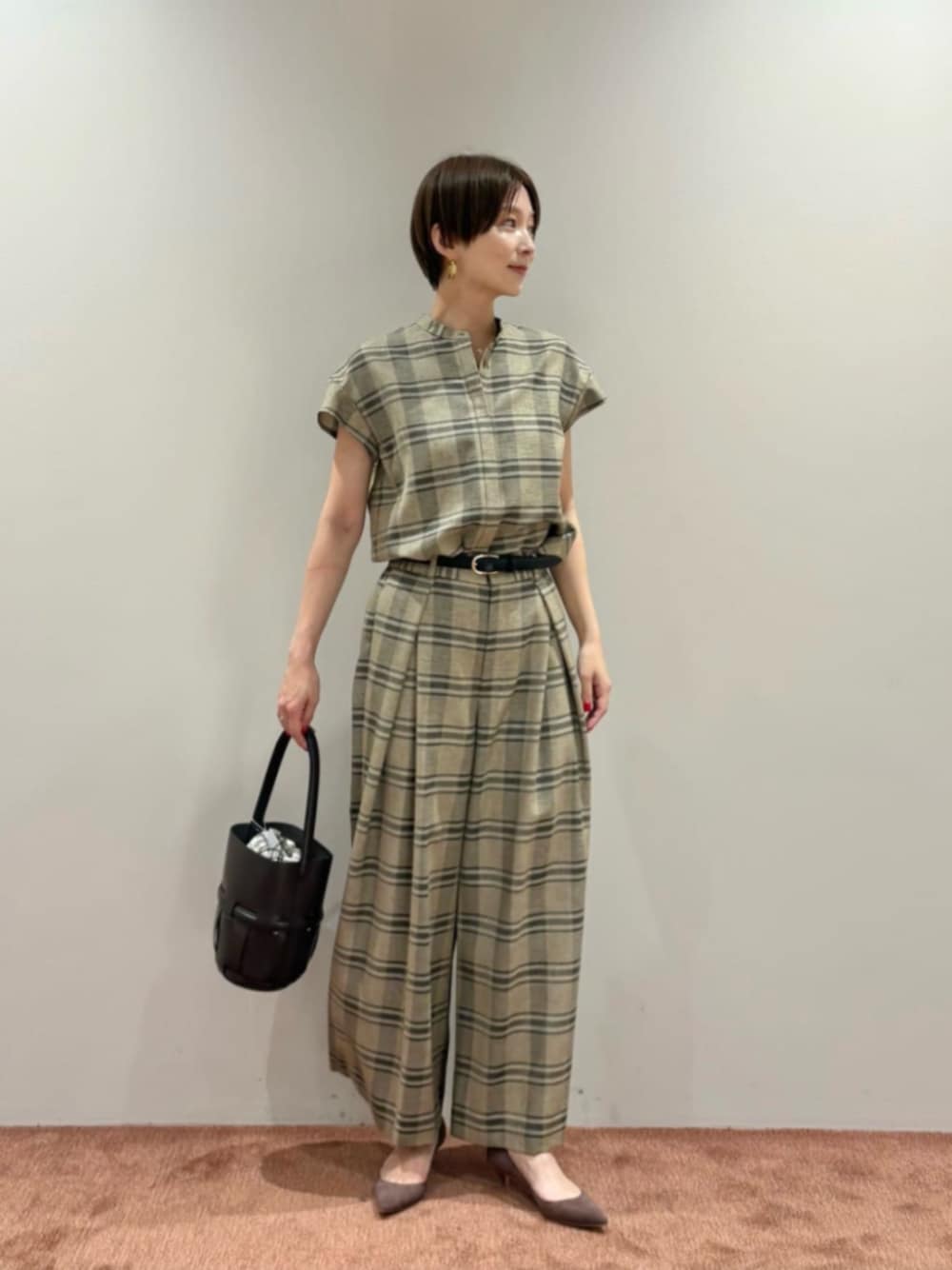 その他のシャツ/ブラウス、その他のその他パンツ、ブラウン系のパンプスを着用したレディースの夏コーディネートの1枚目の写真