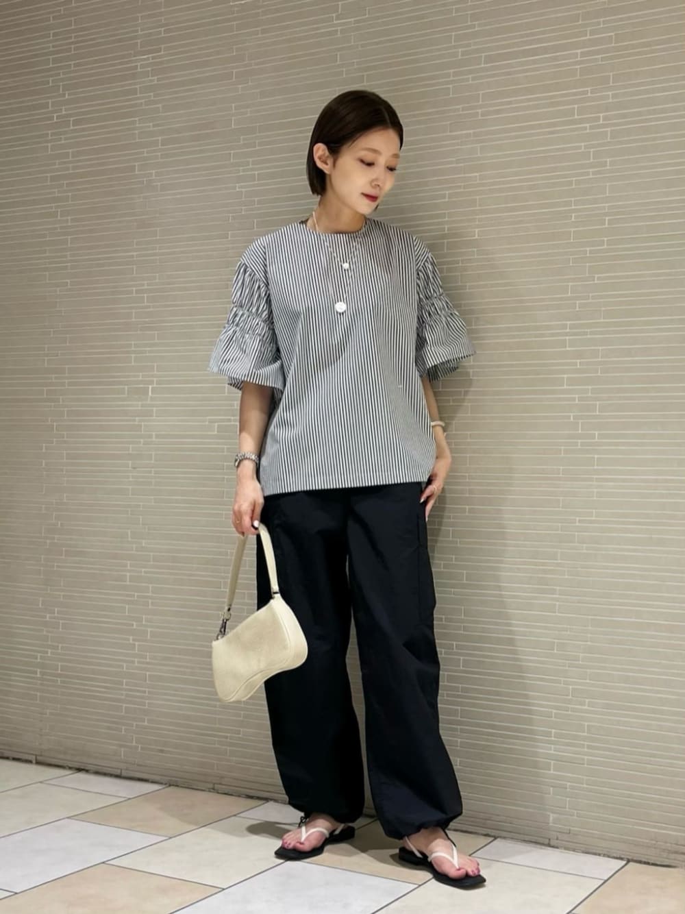 「パーソナルカラー_SPRING」｜「MOHIの【別注】＜MOHI...＞トング バックストラップ サンダル（サンダル、ホワイト系）」を使った、仲（naka）さん（レディース・163cm）の春コーディネートの1枚目の写真