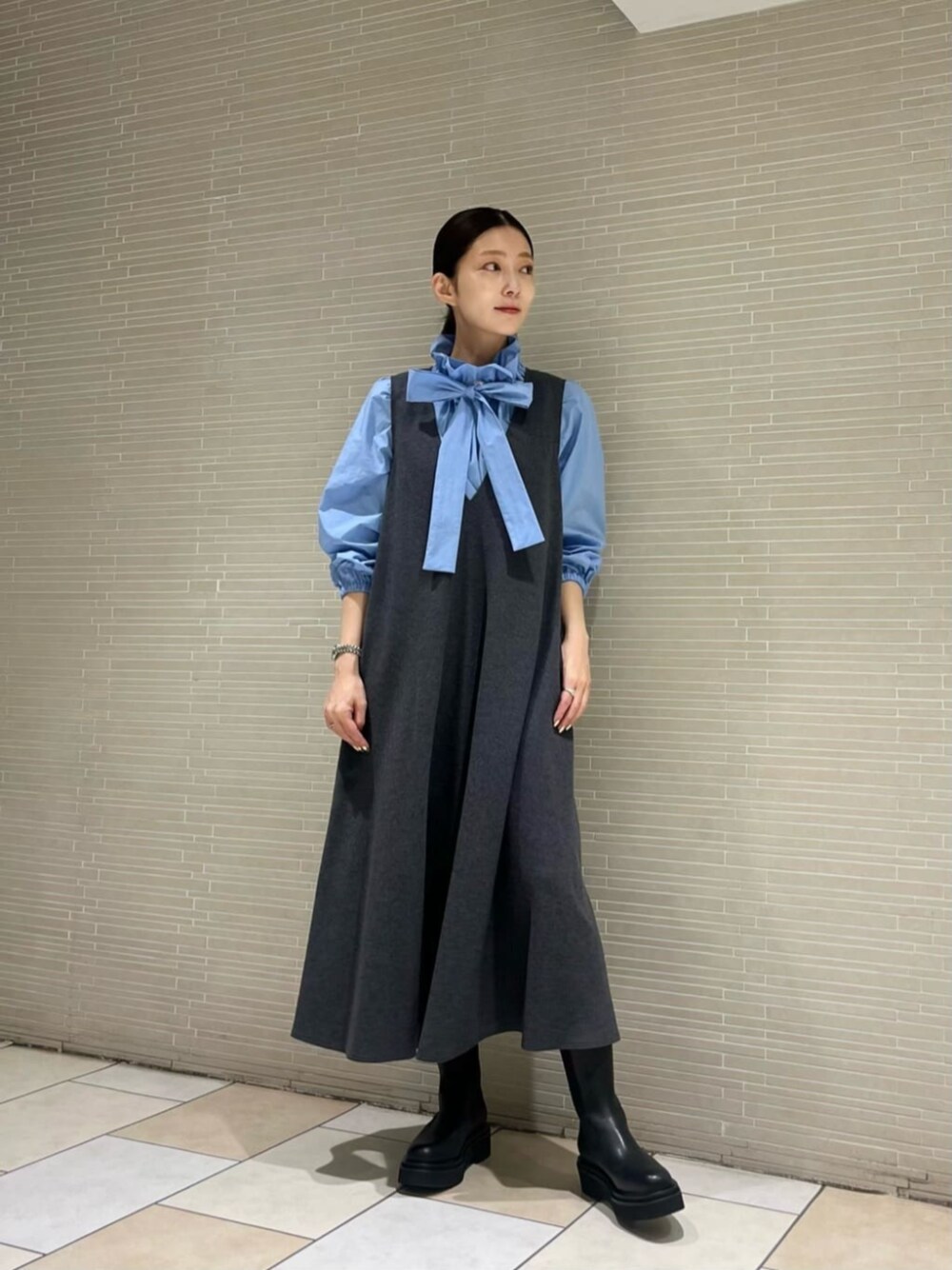 「パーソナルカラー_SPRING」｜「UNITED ARROWSのC/N ギャザー フリル リボン ブラウス（シャツ/ブラウス、ブルー系）」を使った、仲（naka）さん（レディース・163cm）の秋コーディネートの1枚目の写真