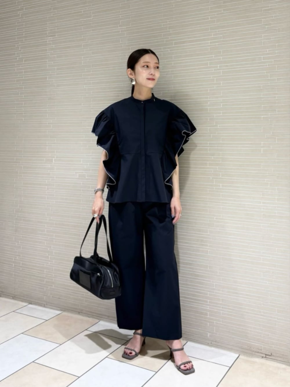 ブルー系のシャツ/ブラウス、ブルー系のその他パンツ、グレー系のサンダルを着用したレディースの夏コーディネートの1枚目の写真