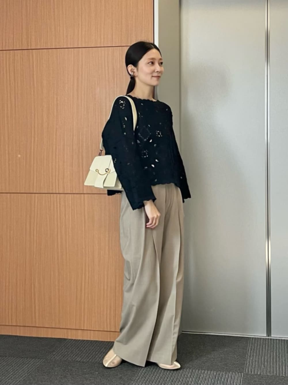 ベージュ系のサンダル、ブラック系のニット/セーター、ベージュ系のその他パンツを着用したレディースの冬コーディネートの1枚目の写真