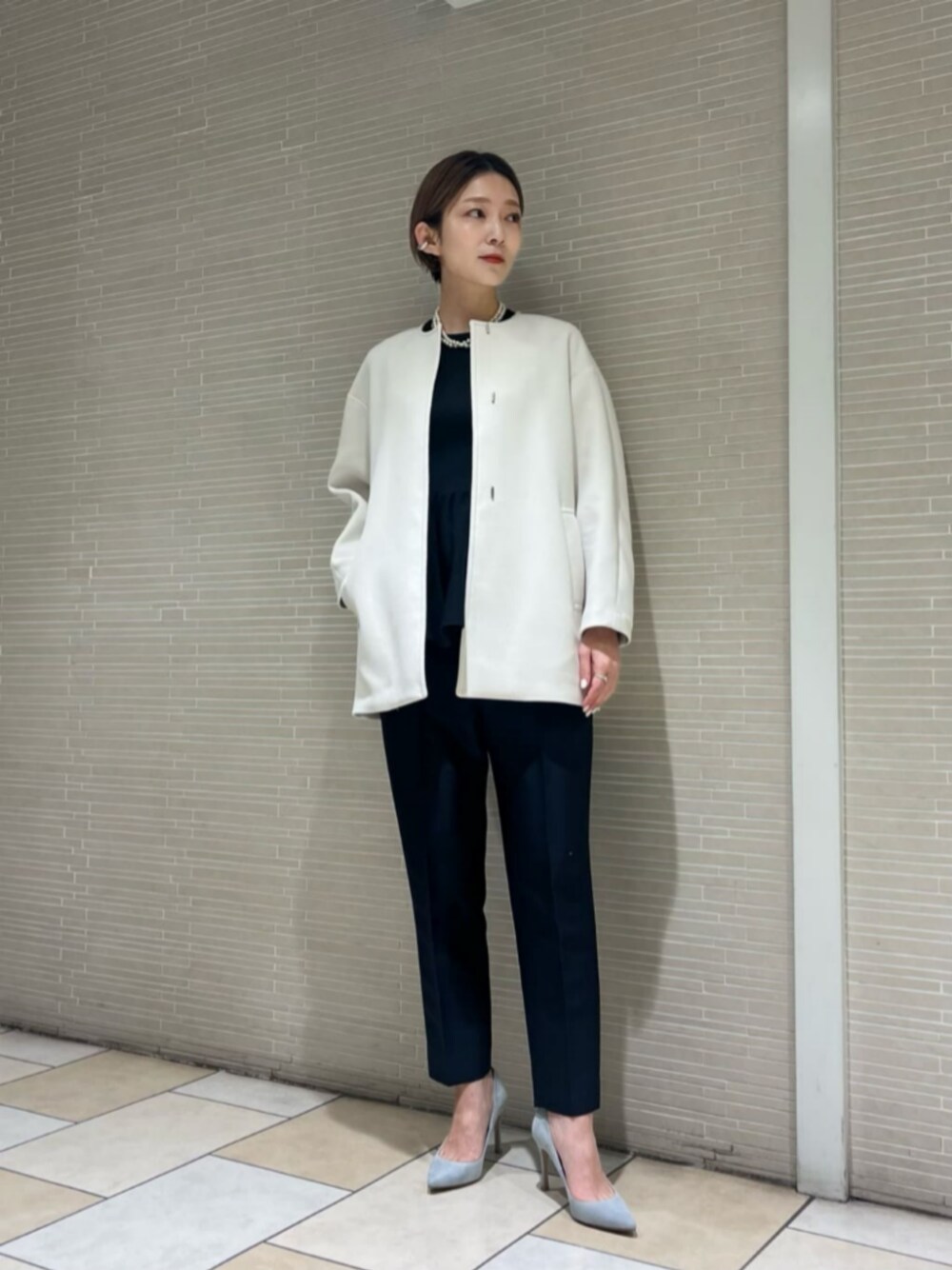 「フェミニン、ビジネススタイル、フォーマル、セレモニー」｜「Pippichicの【別注】＜PIPPICHIC＞PPP パンプス（パンプス、グレー系）」を使った、仲（naka）さん（レディース・163cm）の冬コーディネートの1枚目の写真