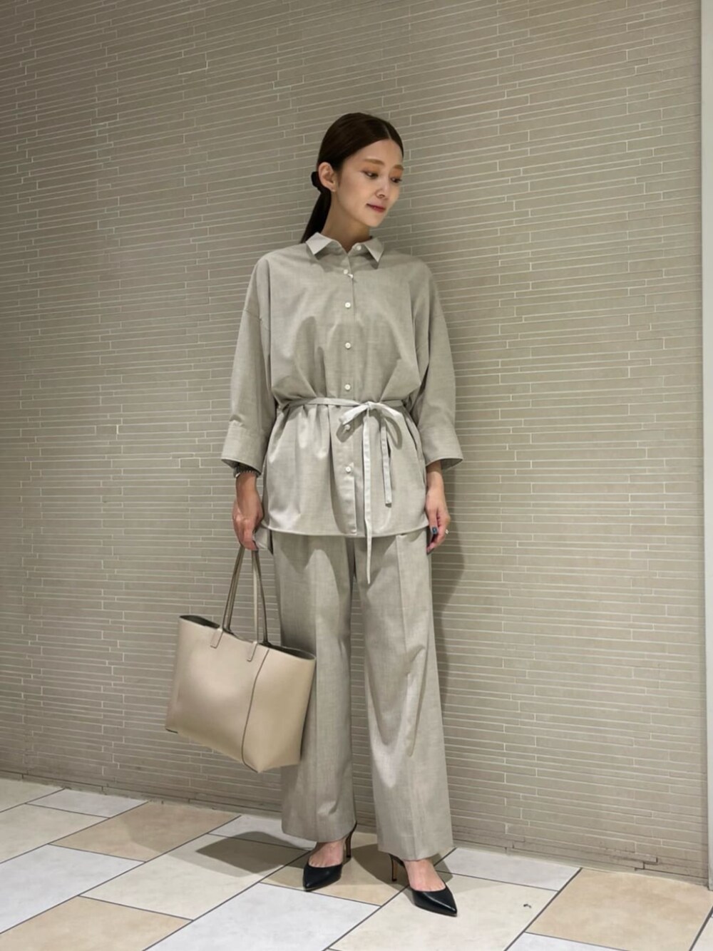 ブラック系のパンプス、ベージュ系のトートバッグ、ベージュ系のその他パンツを着用したレディースの秋コーディネートの1枚目の写真