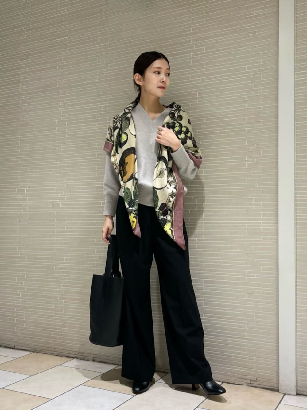 「パーソナルカラー_SPRING」｜「UNITED ARROWSのタック ワイド パンツ（その他パンツ、ブラック系）」を使った、仲（naka）さん（レディース・163cm）の秋コーディネートの1枚目の写真