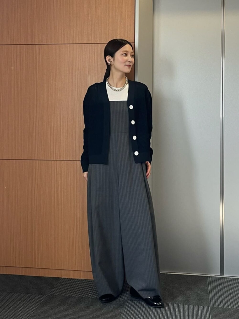 「ベーシック/トラッド、リラックススタイル、旅行、旅コーデ、カーディガン、イエベ春、骨格ウェーブ、united arrows、冬服、冬コーデ、春服、春コーデ」｜「UNITED ARROWSのキャミ オールインワン（つなぎ/オールインワン、その他）」を使った、仲（naka）さん（レディース・163cm）の冬コーディネートの1枚目の写真
