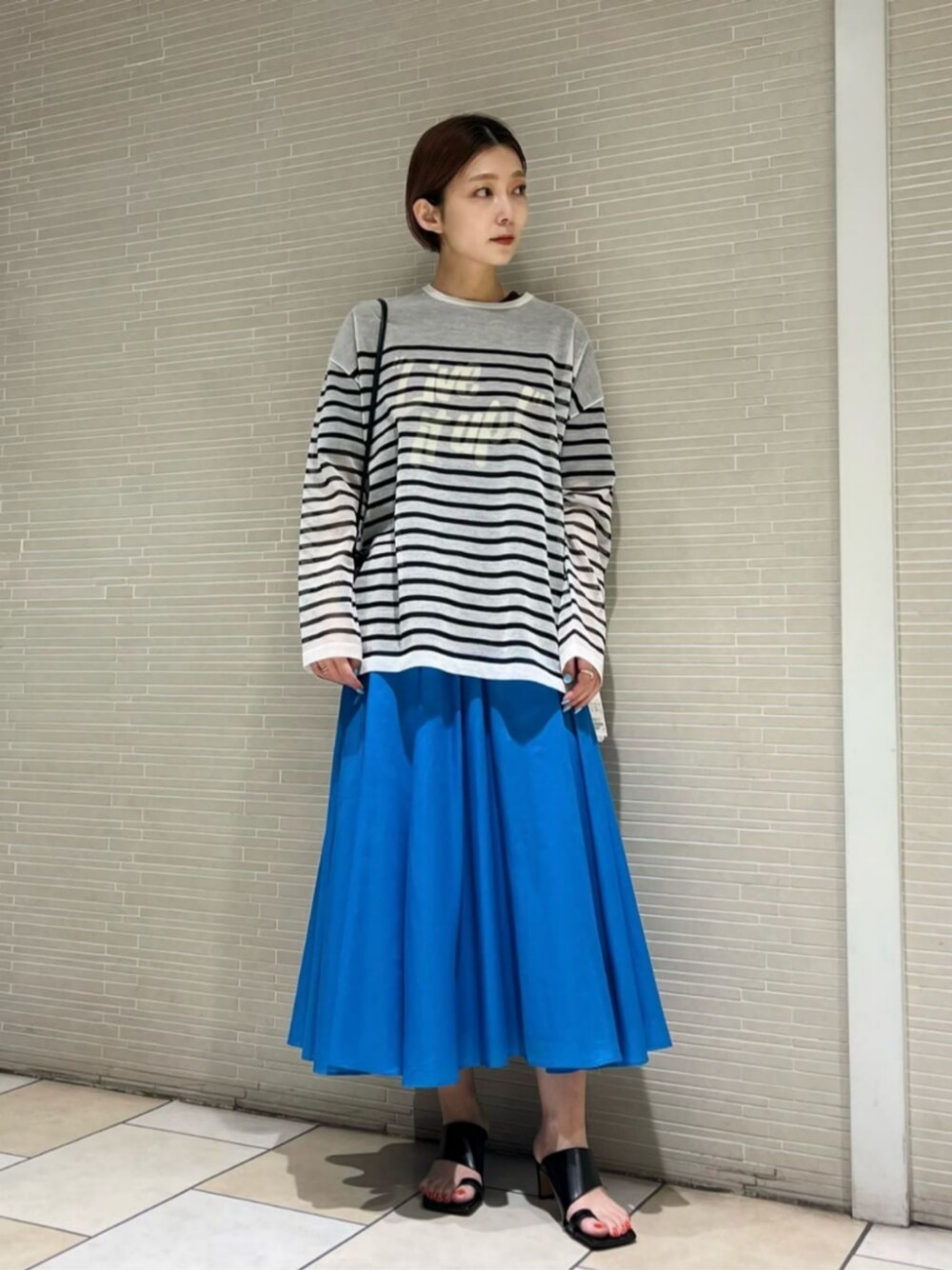 ブラウン系のTシャツ/カットソー、その他のニット/セーターを着用したレディースの春コーディネートの1枚目の写真