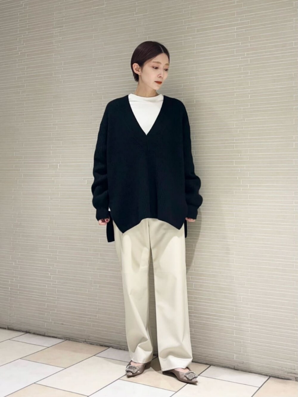 ホワイト系のその他パンツ、ブラック系のニット/セーター、ベージュ系のバレエシューズを着用したレディースの秋コーディネートの1枚目の写真
