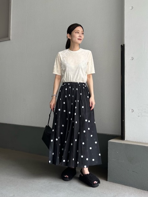 オーガンジー プリント プリーツスカートを使った人気ファッション