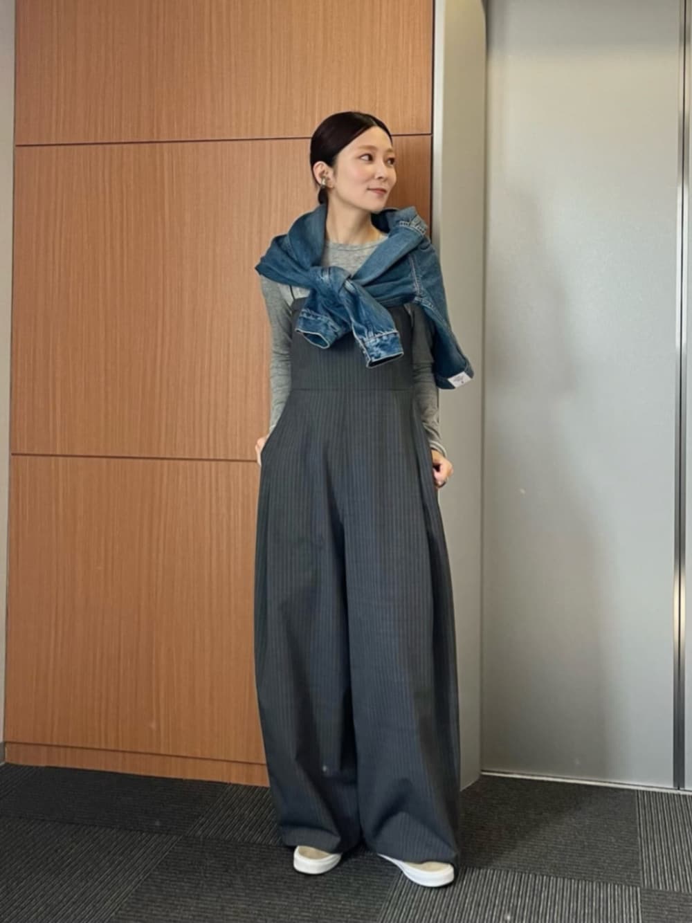 「骨格ウェーブ、イエベ春、united arrows、ベーシック/トラッド、トラベル /リゾート、旅行、旅コーデ、ジャケット、冬服、冬コーデ、春服、春コーデ」｜「UNITED ARROWSのベア ジャージー カットソー（Tシャツ/カットソー、グレー系）」を使った、仲（naka）さん（レディース・163cm）の冬コーディネートの1枚目の写真