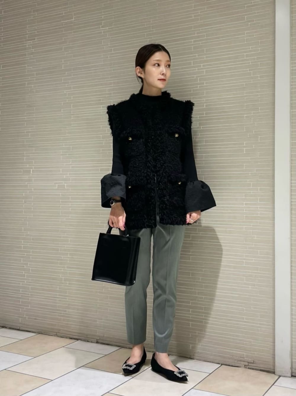 グレー系のその他パンツ、ブラック系のその他アウター、ブラック系のニット/セーターを着用したレディースの冬コーディネートの1枚目の写真