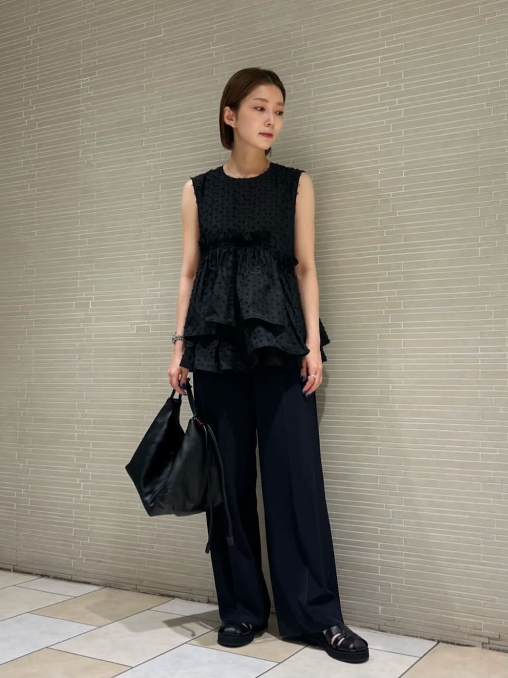 ブラック系のサンダル、ブルー系のその他パンツ、ブラック系のシャツ/ブラウスを着用したレディースの夏コーディネートの1枚目の写真