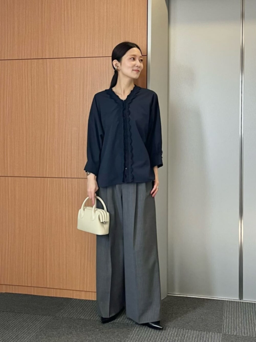 ブラック系のパンプス、ブルー系のシャツ/ブラウス、その他のその他パンツを着用したレディースの冬コーディネートの1枚目の写真