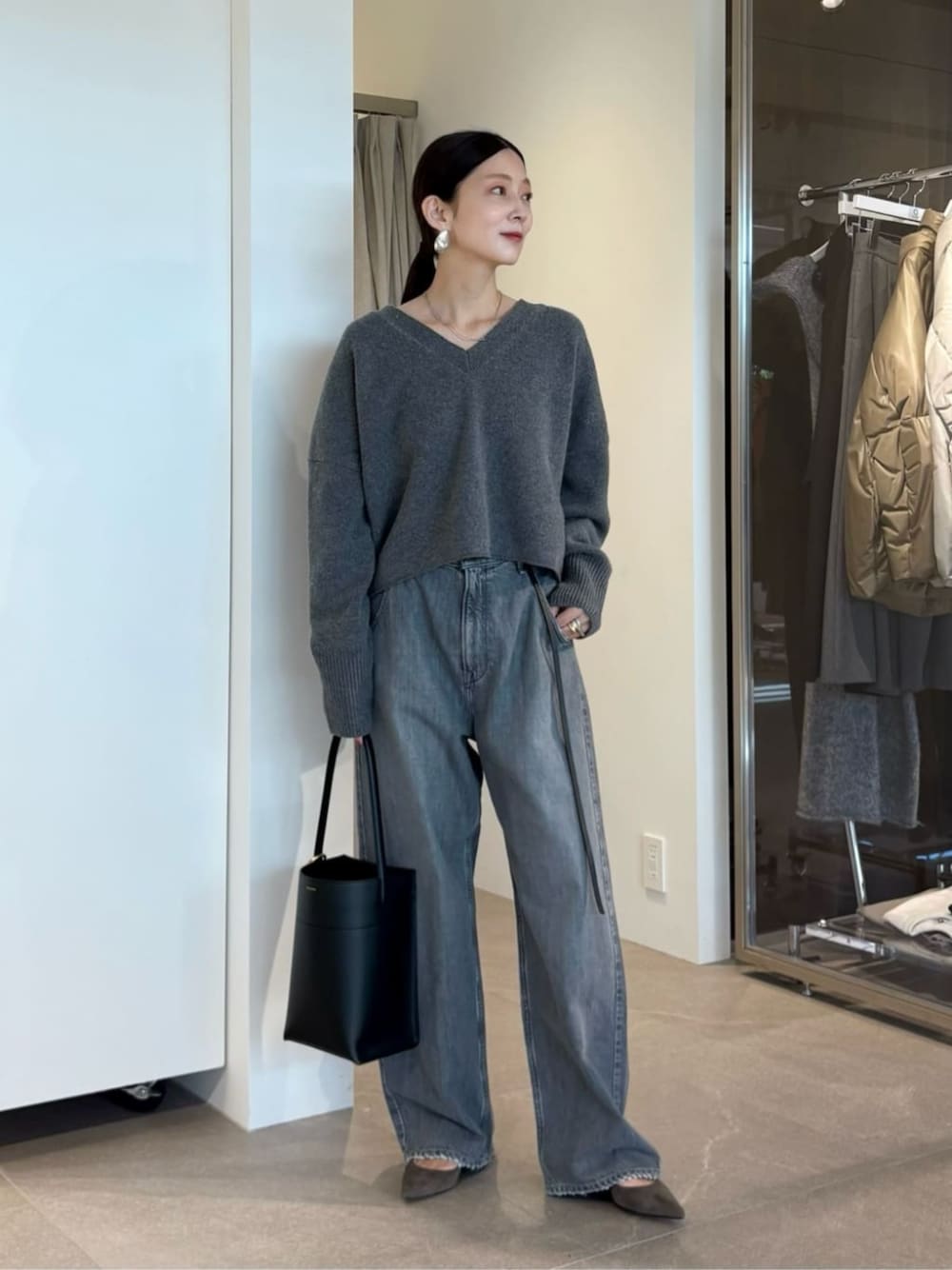 ベージュ系のキャミソールを着用したレディースの秋コーディネートの1枚目の写真