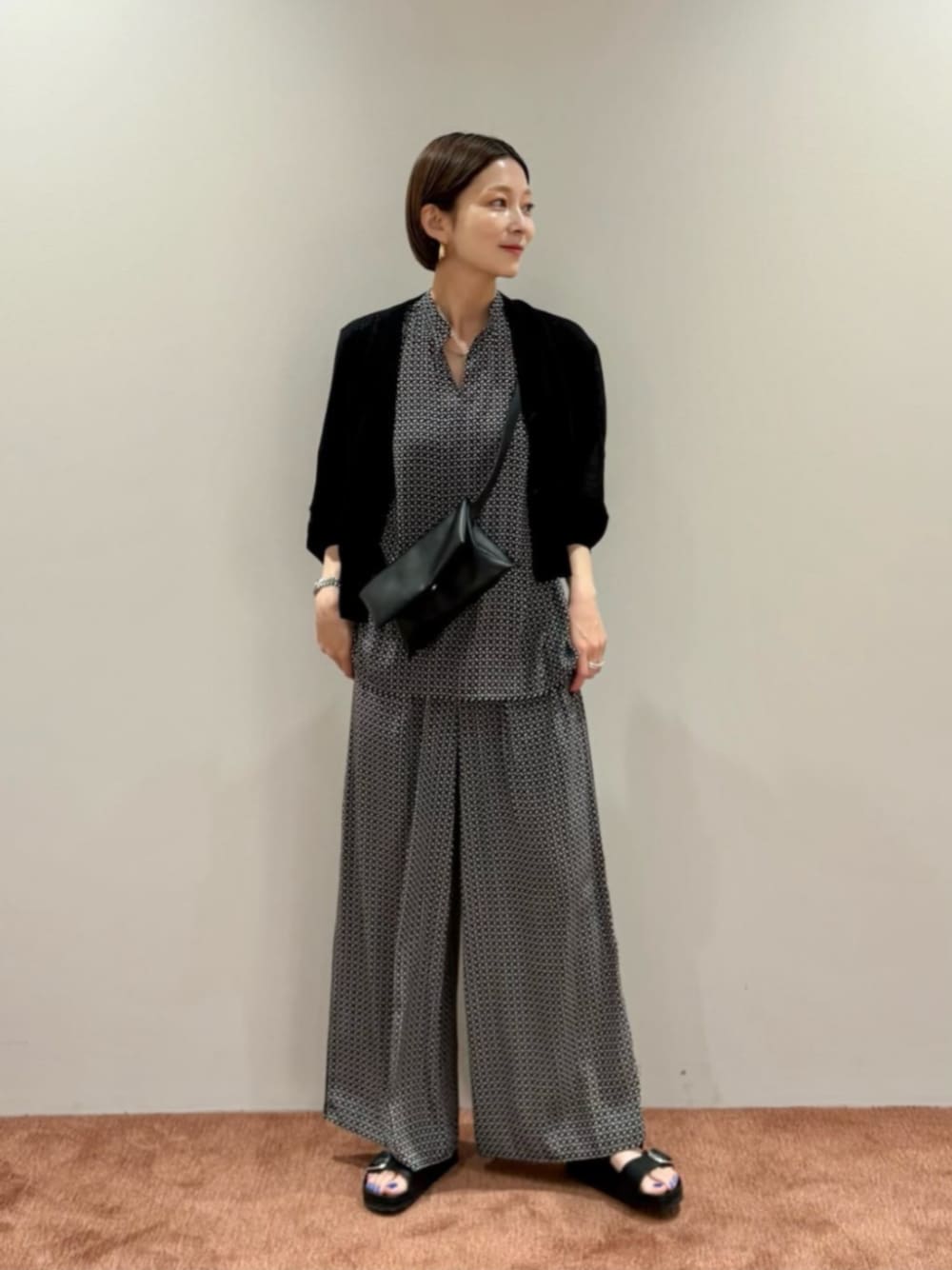 ブラック系のサンダル、その他のその他パンツ、その他のシャツ/ブラウスを着用したレディースの夏コーディネートの1枚目の写真