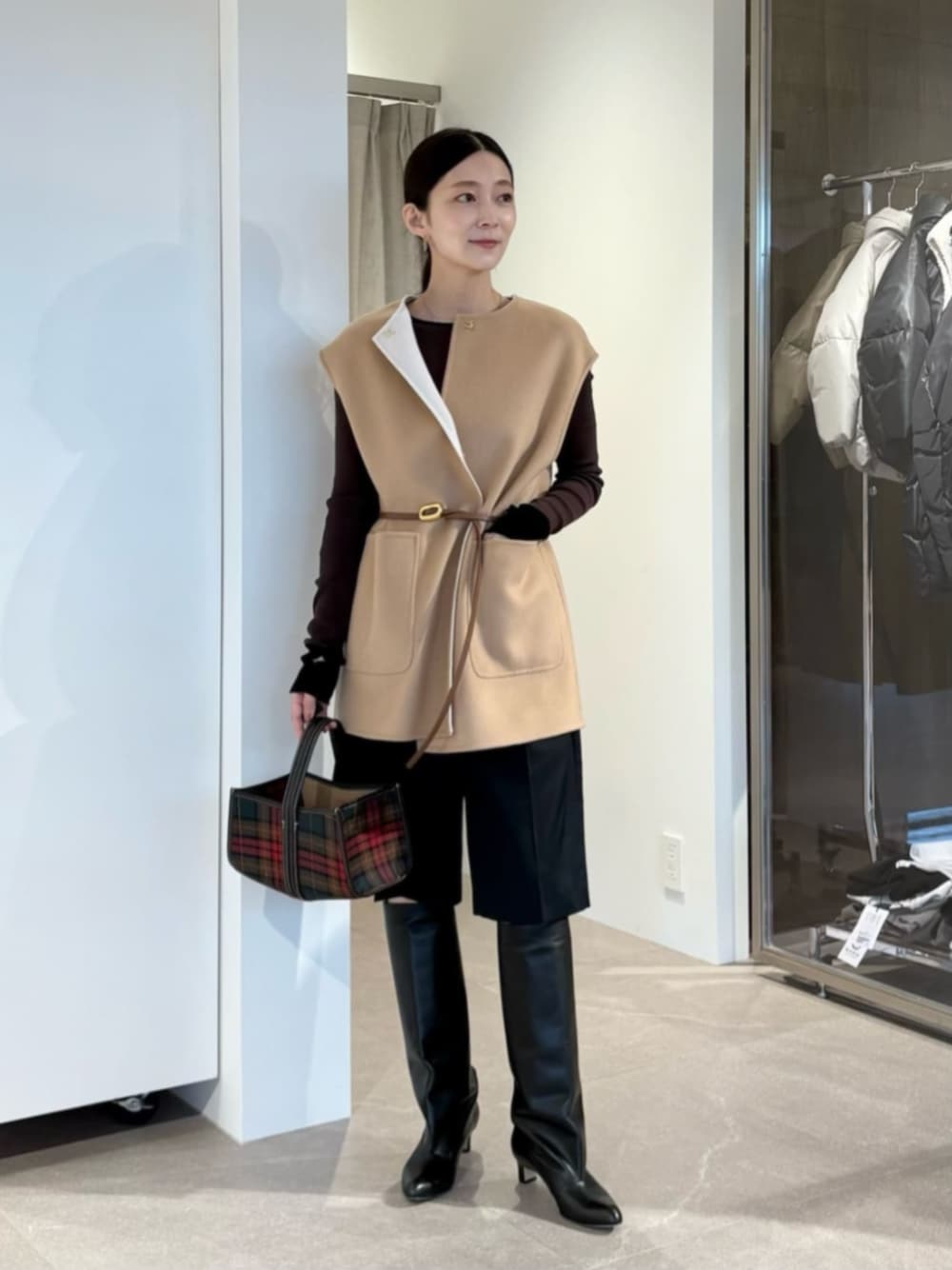 ホワイト系のその他アウター、ブラック系のその他パンツ、ブラウン系のTシャツ/カットソーを着用したレディースの秋コーディネートの1枚目の写真