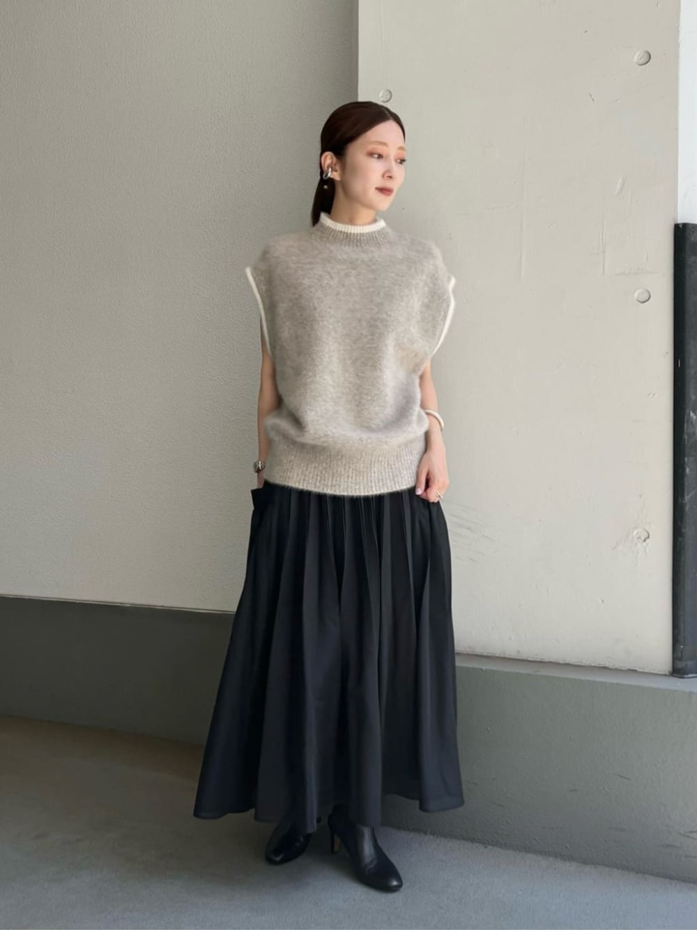 その他のベスト、ブラック系のスカートを着用したレディースの夏コーディネートの1枚目の写真