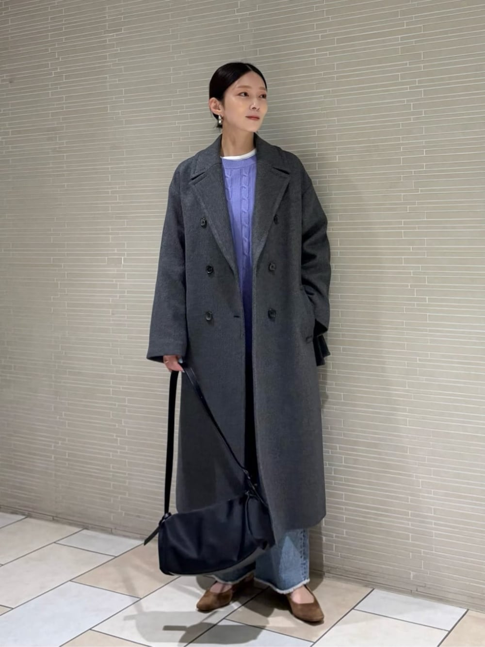 ブルー系のデニムパンツ、パープル系のニット/セーター、ブラウン系のサンダルを着用したレディースの冬コーディネートの1枚目の写真