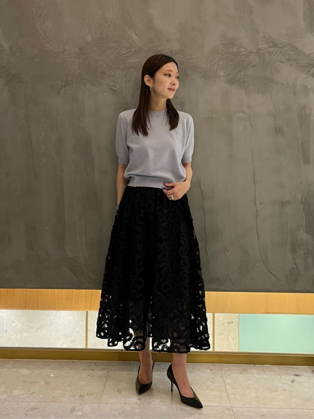 ブラック系のスカートを着用したレディースの冬コーディネートの1枚目の写真