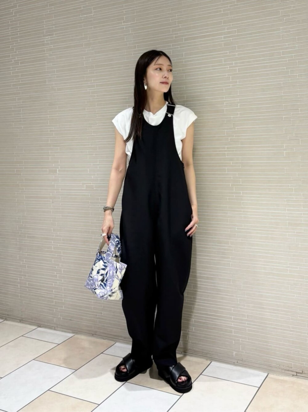 ホワイト系のTシャツ/カットソー、ブラック系のサンダルを着用したレディースの夏コーディネートの1枚目の写真