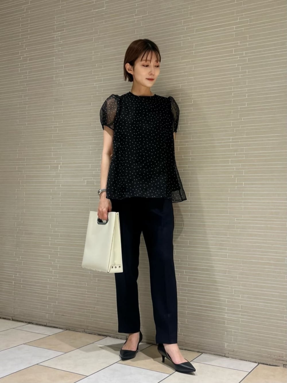 その他のTシャツ/カットソー、ブラック系のパンプス、ブルー系のその他パンツを着用したレディースの春コーディネートの1枚目の写真