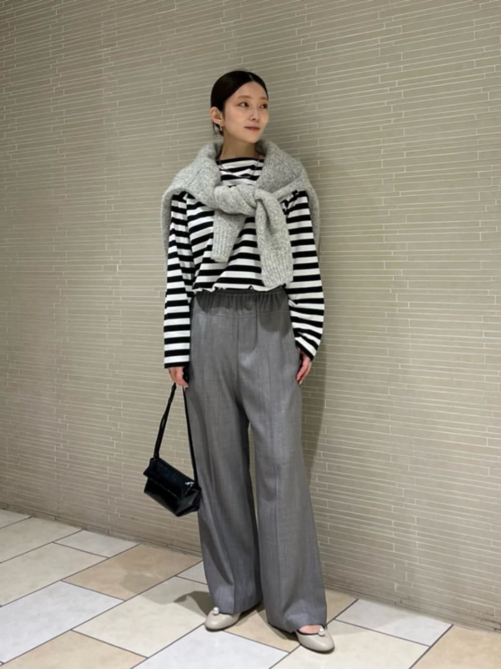 グレー系のカーディガン/ボレロ、ブラック系のTシャツ/カットソー、その他のその他パンツを着用したレディースの冬コーディネートの1枚目の写真