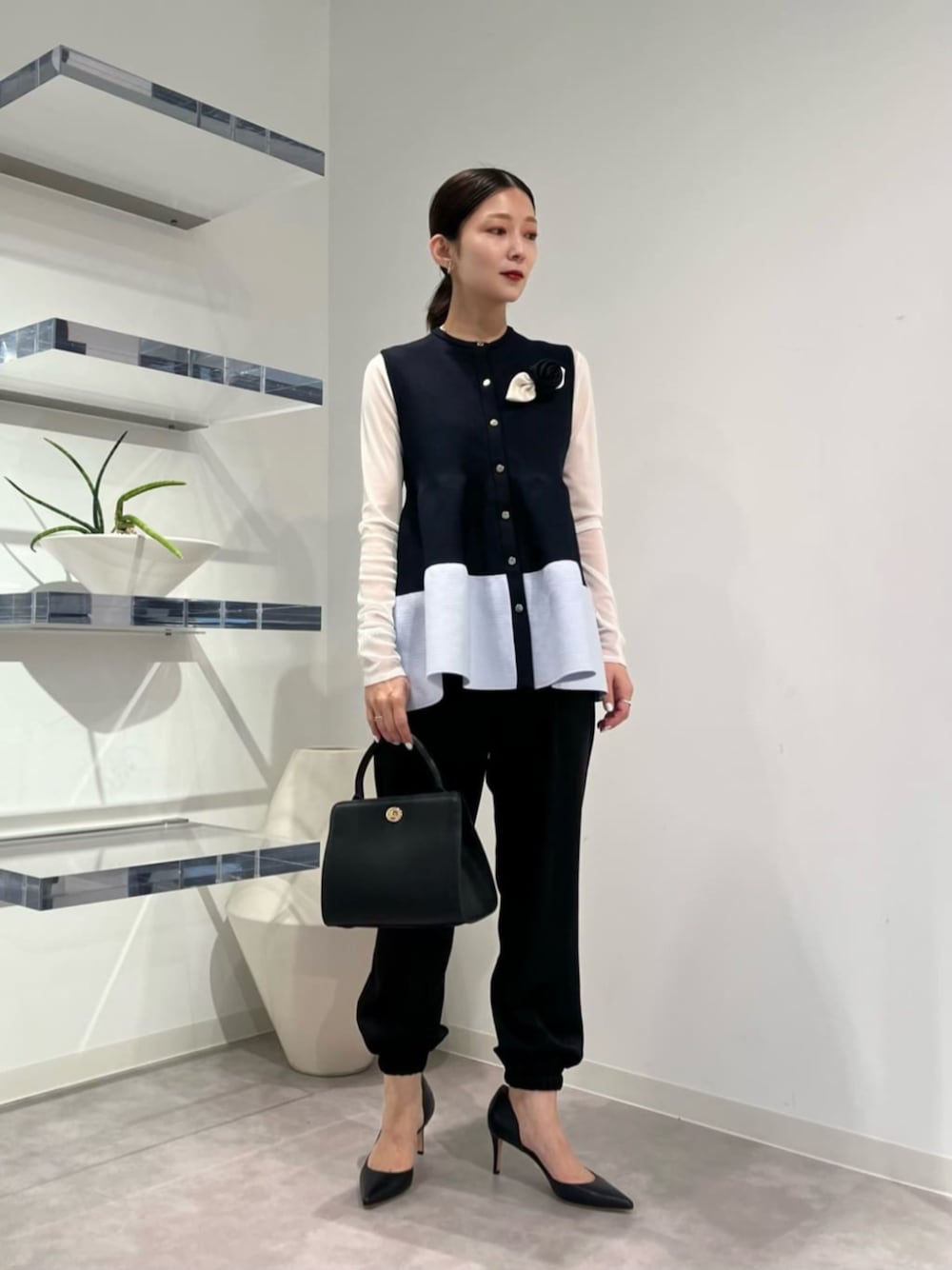 「パーソナルカラー_SPRING」｜「UNITED ARROWSのチュール ジャージ カットソー（Tシャツ/カットソー、ホワイト系）」を使った、仲（naka）さん（レディース・163cm）の冬コーディネートの1枚目の写真