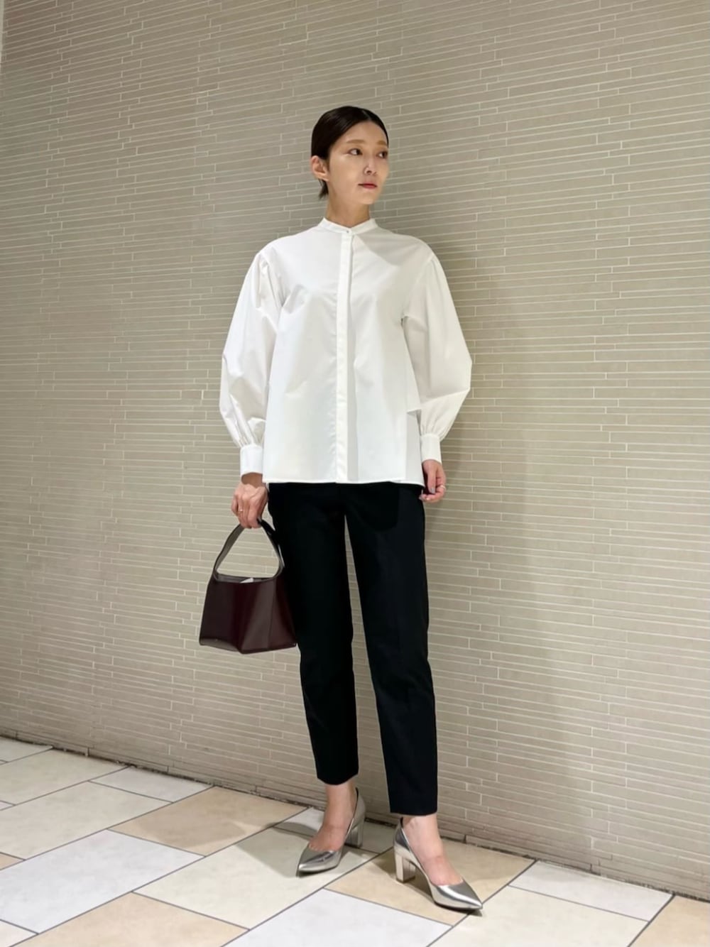 ブラック系のその他パンツ、パープル系のハンドバッグ、ホワイト系のシャツ/ブラウスを着用したレディースの秋コーディネートの1枚目の写真