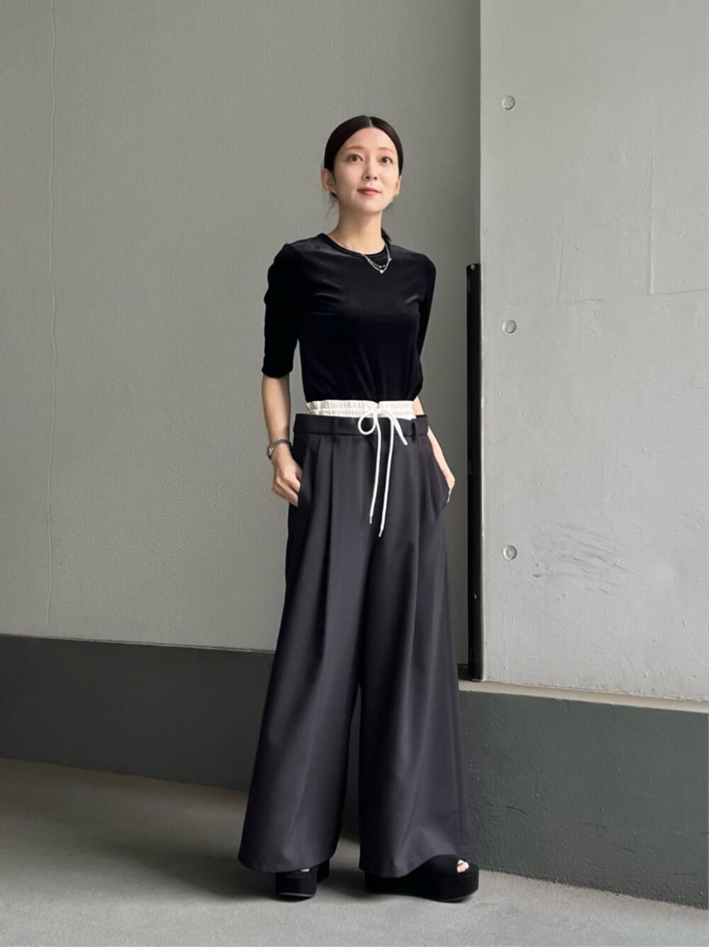 ブラック系のその他パンツ、ブラック系のTシャツ/カットソーを着用したレディースの秋コーディネートの1枚目の写真