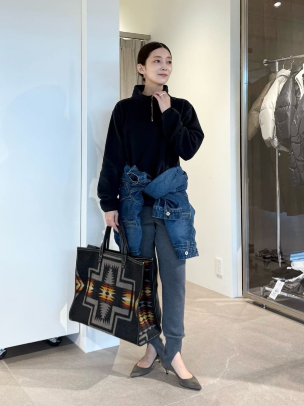 ブルー系のデニムジャケット、ブルー系のTシャツ/カットソーを着用したレディースの秋コーディネートの1枚目の写真