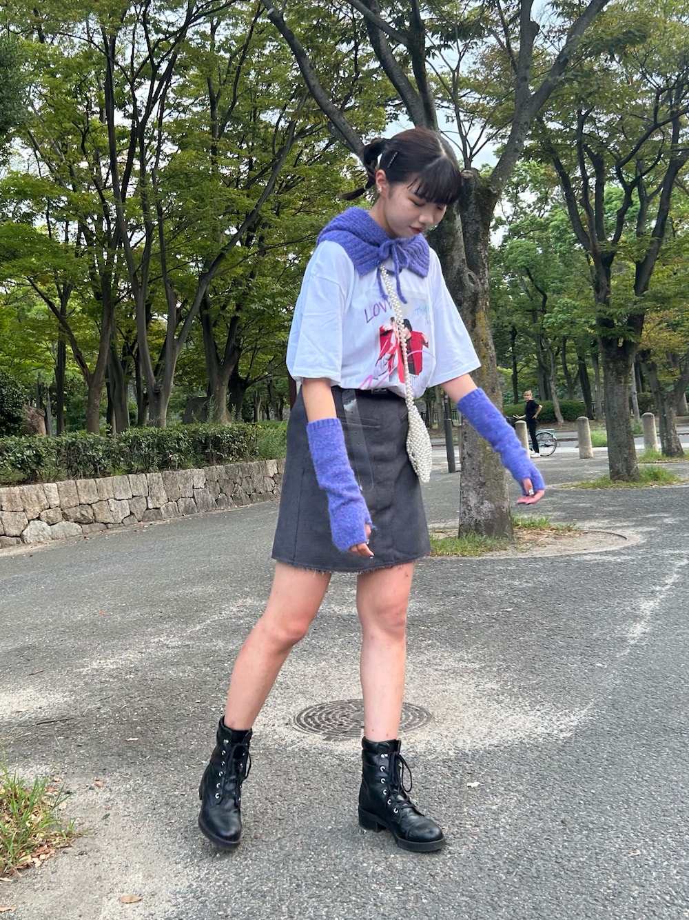 「秋冬コーデ、プチプラコーデ、プチプラ、参戦服、ライブTシャツ、コンサート、ジャニヲタ、バラクラバ、アームカバー、KBF、ローリーズファーム(LOWRYS FARM)、SHEIN、女子大生、パープルコーデ、紫コーデ」｜「KBFのカットオフミニスコート（その他パンツ、グレー系）」を使った、yuchiさん（骨格ナチュラル・レディース・169cm）の秋コーディネートの1枚目の写真