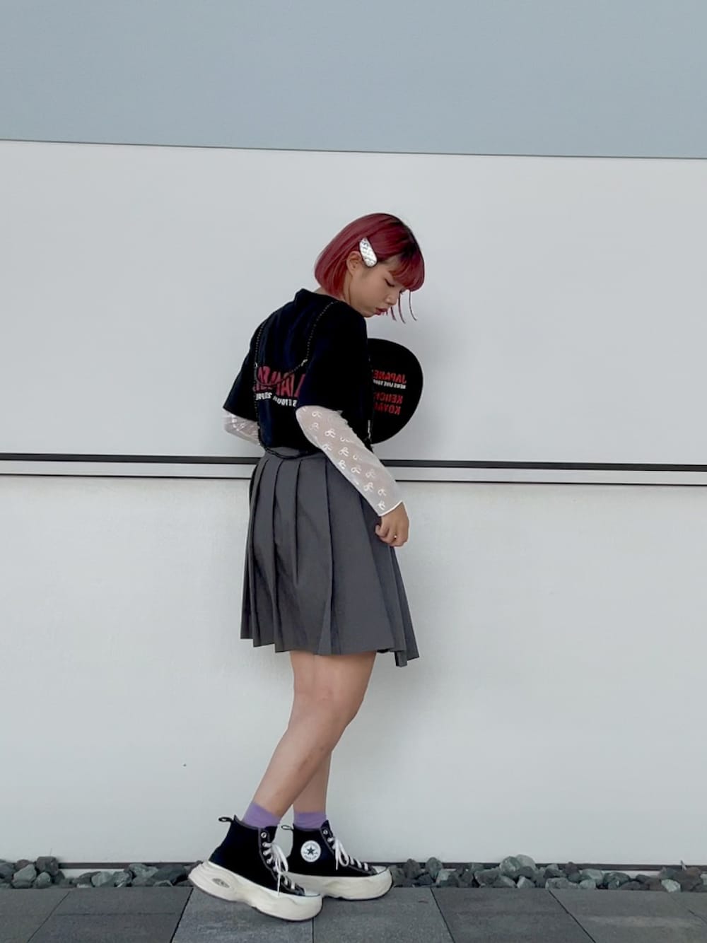 「秋っぽコーデ更新中、厚底シューズ、ガーリーコーデ、ライブTシャツ、参戦服、プリーツスカート、プチプラコーデ、モノトーンコーデ、スニーカーコーデ、秋コーデ」｜「KBFのプリーツスカートSETパンツ（その他パンツ、グレー系）」を使った、yuchiさん（骨格ナチュラル・レディース・169cm）の秋コーディネートの1枚目の写真