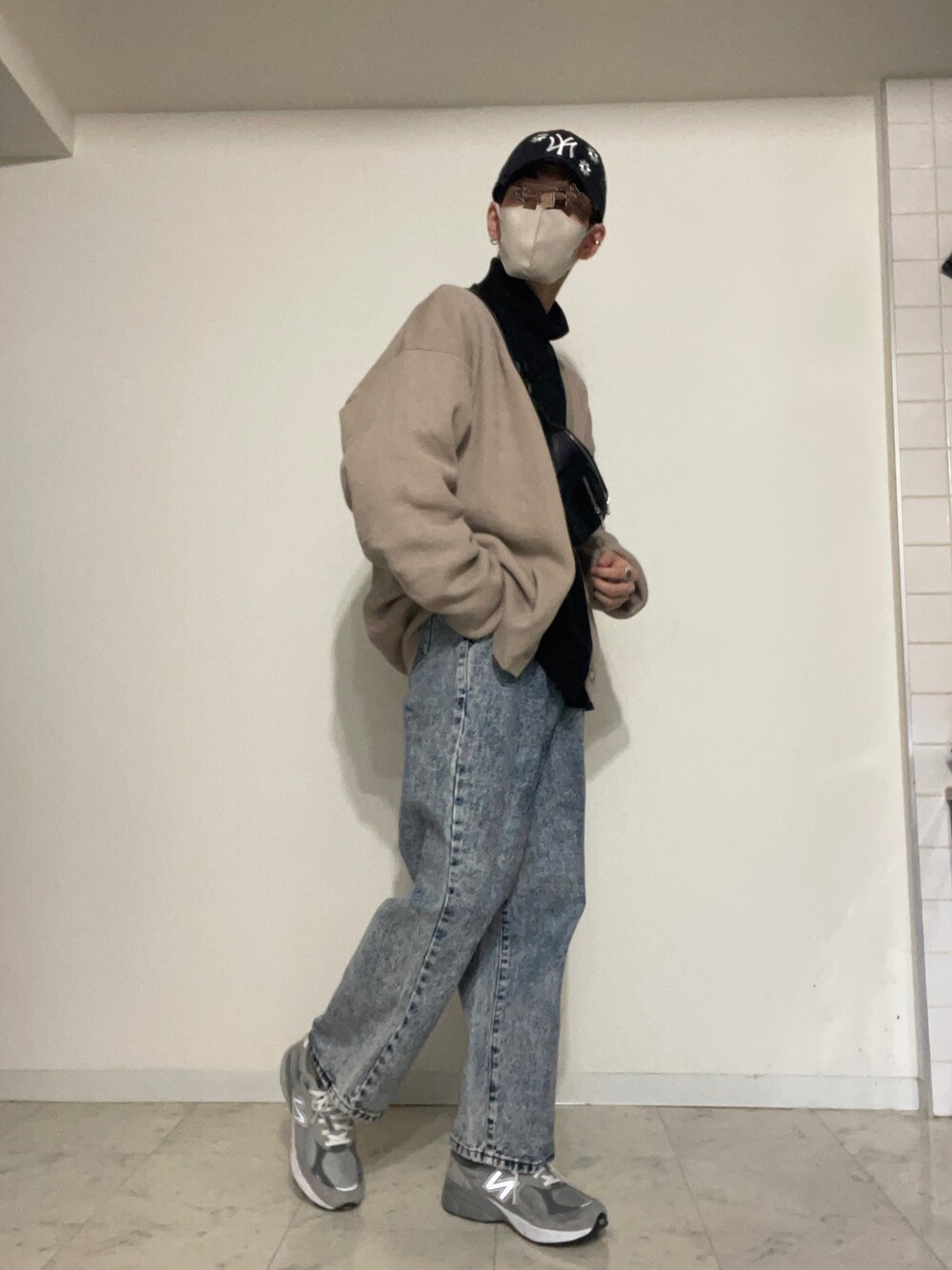 「秋コーデ、秋のコーデ、デニム、デニムパンツ、低身長、低身長コーデ、カーディガン、スニーカー、スニーカーコーデ、タートルネック、キャップ、きれいめカジュアル、オーバーサイズ」｜「ADRERの【ADRER】ヴィンテージメイクワイドテーパードデニム（デニムパンツ、ブルー系）」を使った、こうすけさん（メンズ・169cm）の秋コーディネートの1枚目の写真