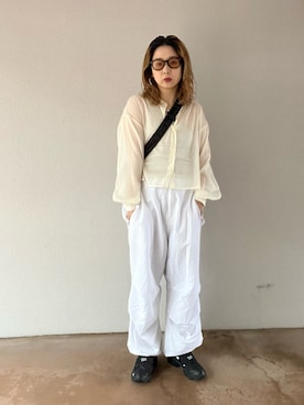 「earthy（アーシー）の【earthy_】パラシュートパンツ（カーゴパンツ、ホワイト系）」を使った、yumiko_nさん（レディース・157cm）の春コーディネート