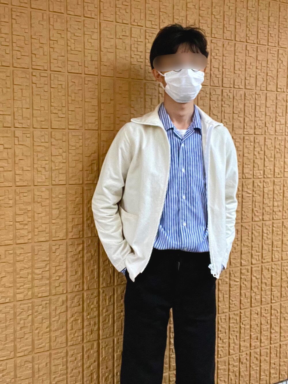 ブルー系のシャツ/ブラウス、ベージュ系のジャケット/アウター、ホワイト系のTシャツ/カットソーを着用したメンズの春コーディネートの1枚目の写真