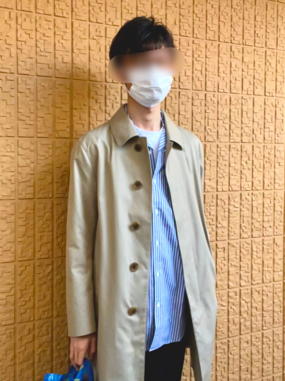 ベージュ系のステンカラーコート、ホワイト系のTシャツ/カットソー、ホワイト系のスニーカーを着用したメンズの春コーディネートの1枚目の写真