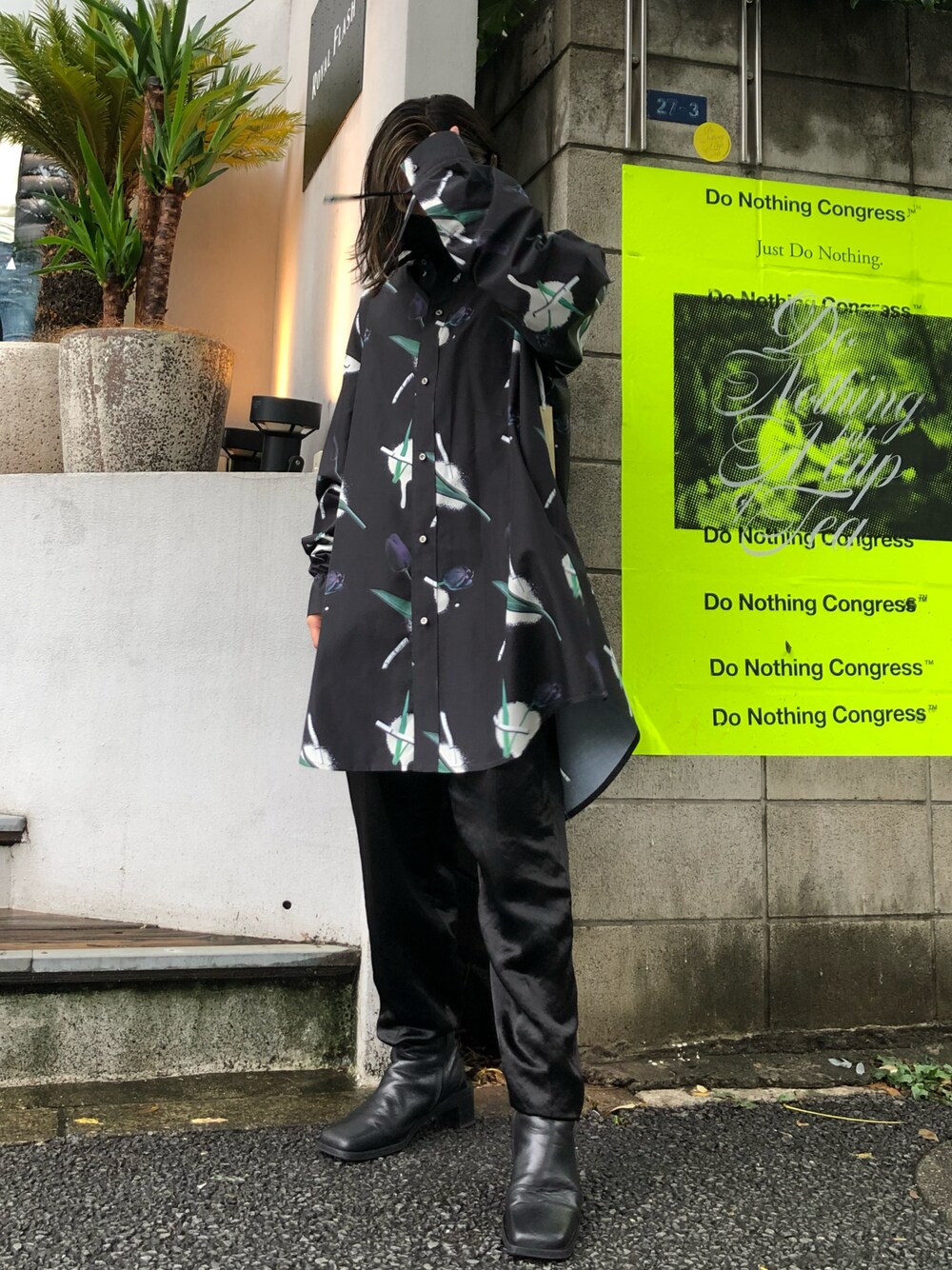 「ROYAL FLASH、ROYALFLASH代官山、モード、モードストリート、Azuma.、柄シャツ、オーバーサイズ、オールブラック、黒、秋コーデ」｜「Azuma.のアイテム（シャツ/ブラウス、ブラック系）」を使った、Naoさん（レディース・158cm）の秋コーディネートの1枚目の写真