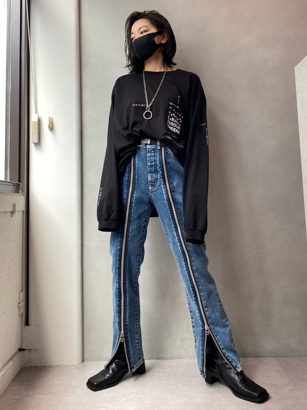 「ROYAL FLASH、ROYALFLASH代官山、TAKAHIROMIYASHITA The SoloIst.、JOHN LAWRENCE SULLIVAN、ロンT、デニムパンツ、ブラックコーデ、モードストリート、秋コーデ、サリバン」｜「TAKAHIROMIYASHITATheSoloIst.のアイテム（Tシャツ/カットソー、ブラック系）」を使った、Naoさん（レディース・158cm）の夏コーディネートの1枚目の写真