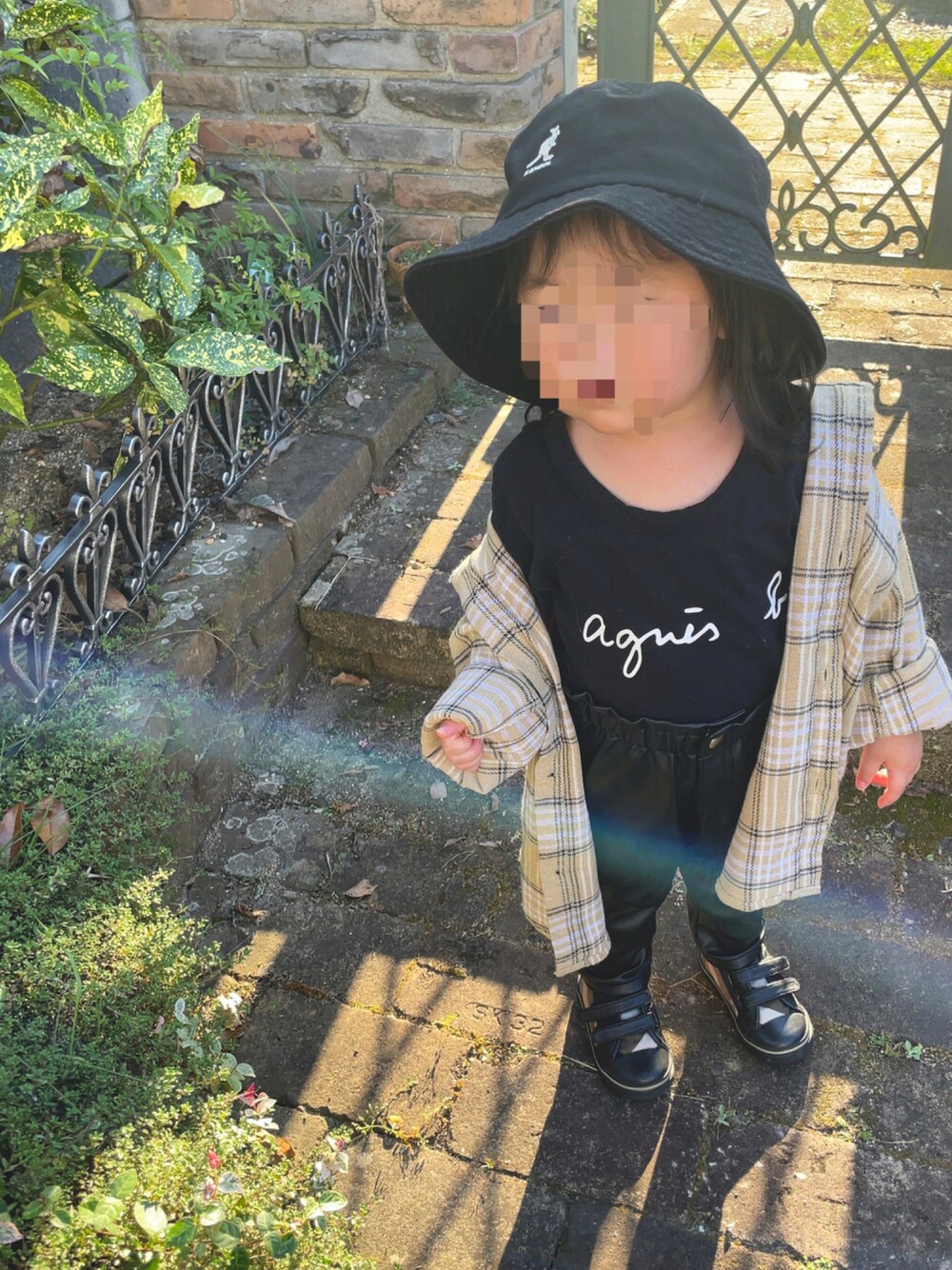 「シンプル、ブラック、チェックシャツ、秋のコーデ、ZARA、KANGOL、キッズコーデ、レザーパンツ、burberry、女の子、バケットハット、アニエスベー、agnes b.、キッズファッション、クールカジュアル」｜「BURBERRYのアイテム（スニーカー、ブラック系）」を使った、Enna🌈さん（キッズ・80cm）の秋コーディネートの1枚目の写真
