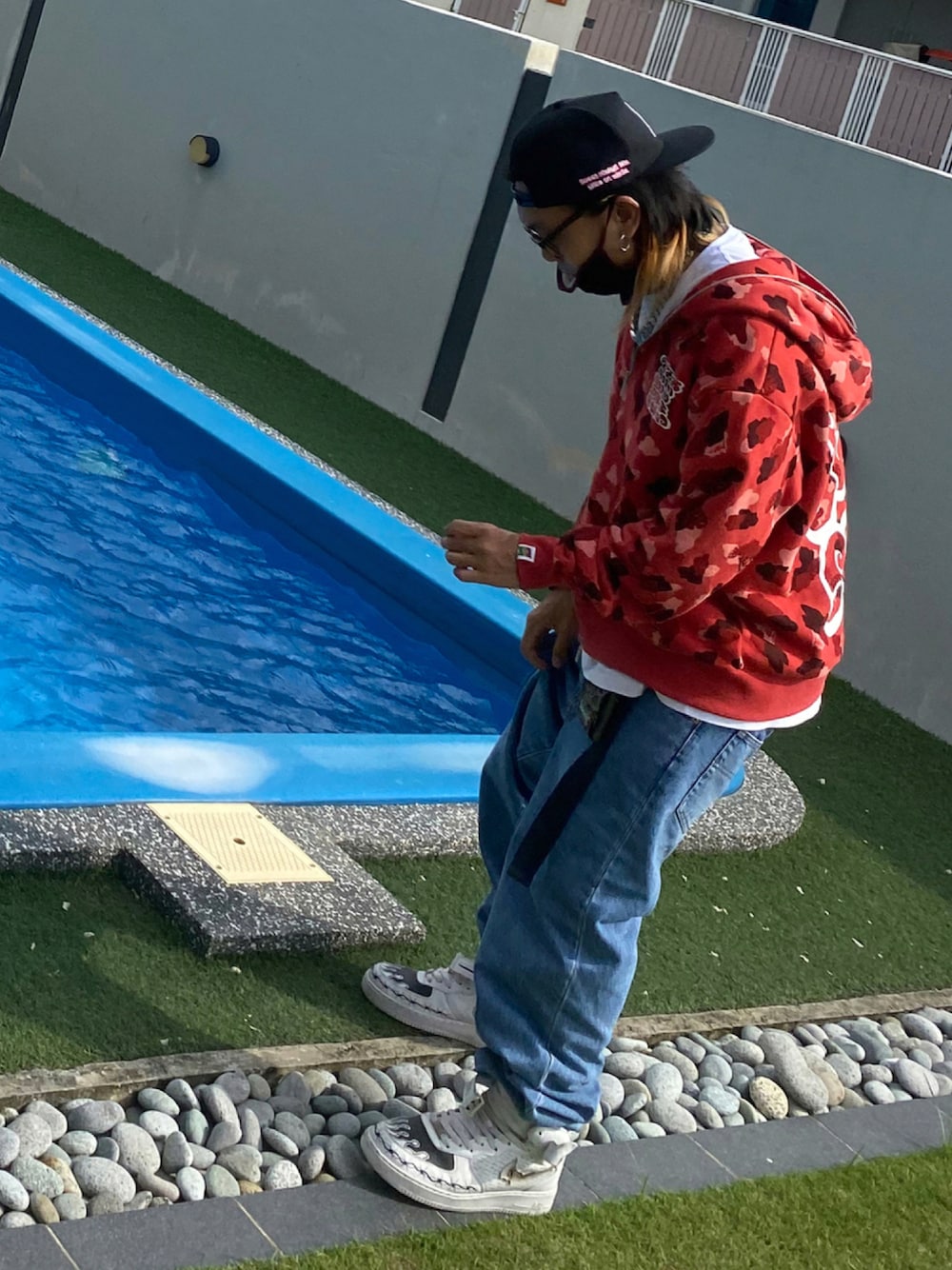 「streetwear、streetstyle、streetphotography、street、ootd、sweedsweedsweed、summer、camo、vibes、outfit」｜「sweedsweedsweedのアイテム（マウンテンパーカー、レッド系）」を使った、A_TASさん（メンズ・165cm）の夏コーディネートの1枚目の写真