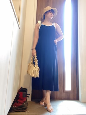 「Thevon（ゼボン）のタックサテンバッグ（トートバッグ）」を使った、ANNAさん（レディース・166cm）の夏コーディネート