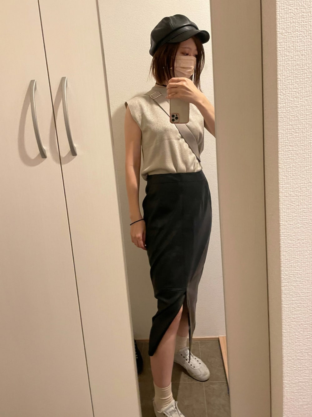 「カジュアル、レザースカート、夏コーデ、ゆるコーデ、革スカート」｜「URBAN RESEARCHのアイテム（トップス、ベージュ系）」を使った、NanaFiddler さん（レディース・165cm）の秋コーディネートの1枚目の写真