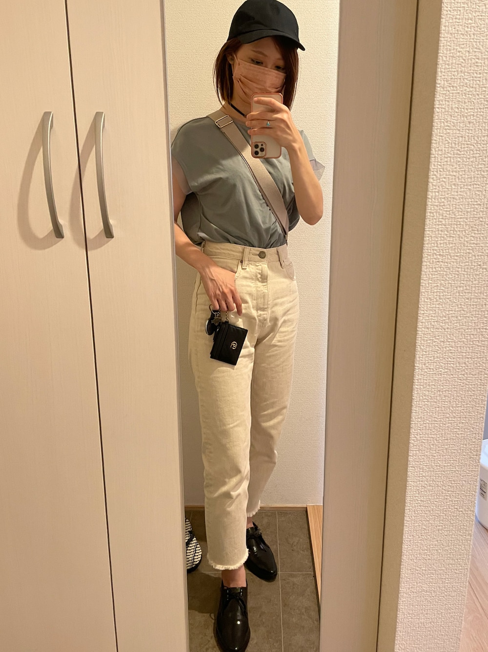 「パンツコーデ、ミニバッグ、ラクチンコーデ、リラックススタイル、淡色コーデ、シンプルコーデ、しろデニム、白デニム、デニムコーデ」｜「MOUSSYのアイテム（デニムパンツ、ベージュ系）」を使った、NanaFiddler さん（レディース・165cm）の秋コーディネートの1枚目の写真