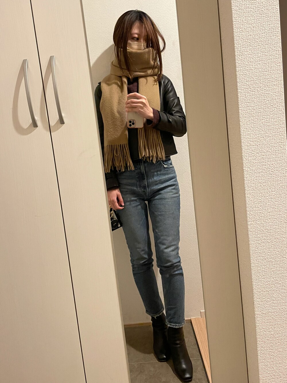 「パンツコーデ、カジュアルコーデ、冬、大人コーデ」｜「MOUSSYのMVS SKINNY（デニムパンツ、ブルー系）」を使った、NanaFiddler さん（レディース・165cm）の冬コーディネートの1枚目の写真