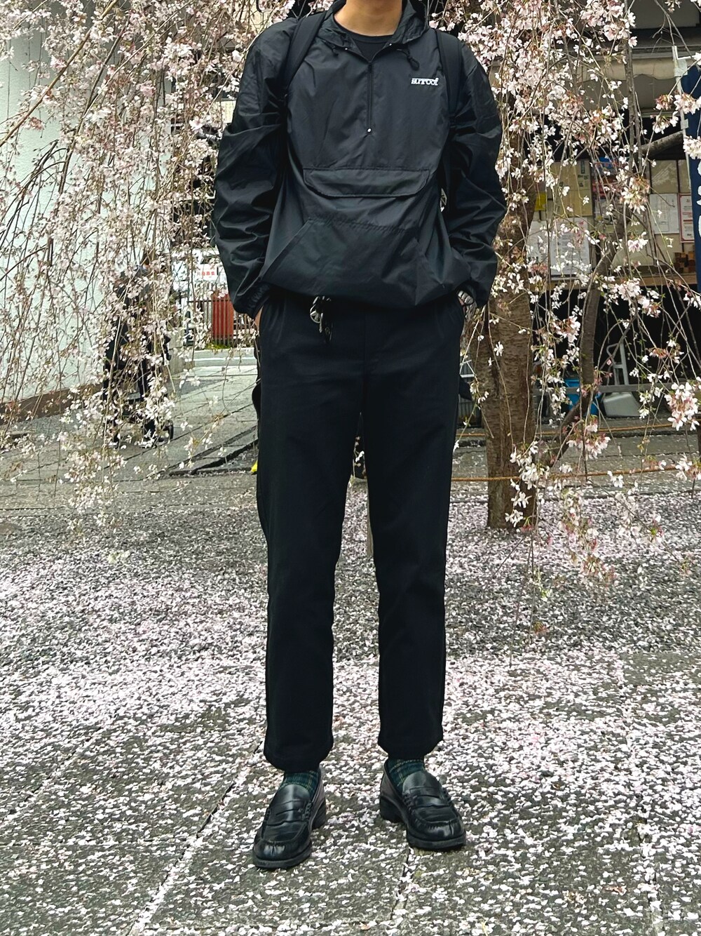 「休日スタイル、春コーデ、オトナカジュアル、お洒落さんとつながりたい、ootd、春、レイヤードスタイル、オーバーサイズ、大人コーデ、ラフ、黒、ローファー、休日コーデ、Tシャツ、白Tシャツ」｜「sunroofのアイテム（マウンテンパーカー、ブラック系）」を使った、Kenさん（メンズ・181cm）の春コーディネートの1枚目の写真