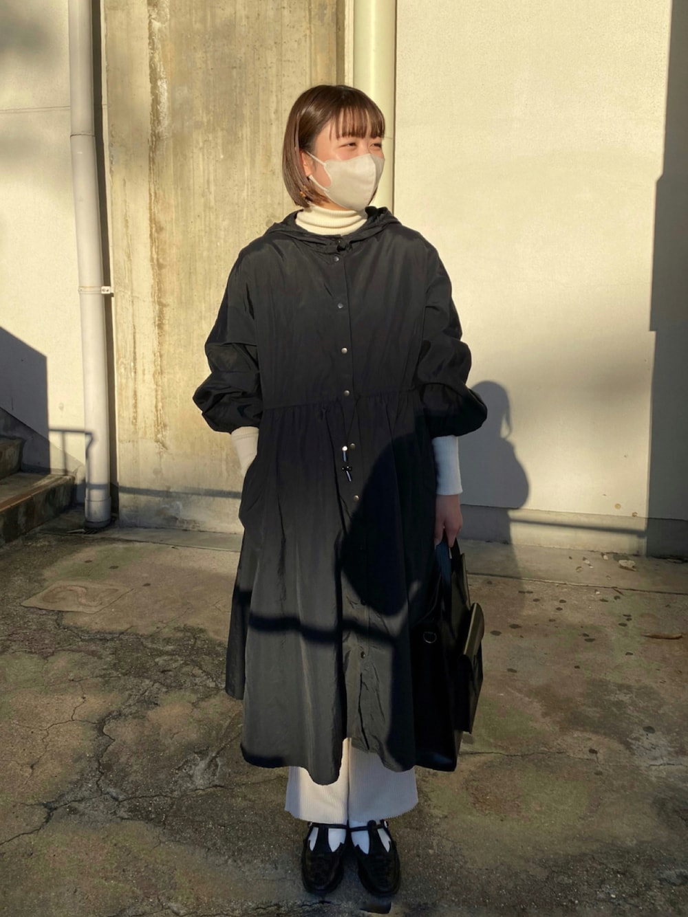 「カジュアルコーデ、冬コーデ、ootd、タートルネック、ボリューム袖、モノトーン、白黒コーデ、マウンテンパーカー、UNIQLO、apresjour、niko and ...、samoyed、ユニクロコーデ、ケーブルパンツ、モード」｜「Samoyedのアイテム（ローファー、ブラック系）」を使った、よっちゃんさん（レディース・160cm）の冬コーディネートの1枚目の写真