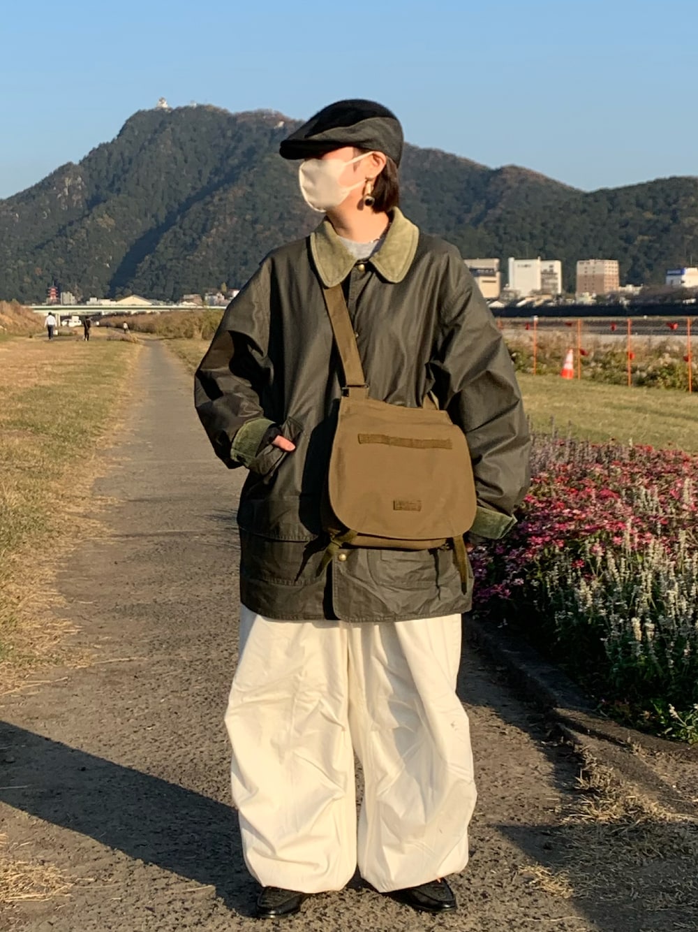 「ミリタリー、シンプル、ハンチング、休日コーデ、ootd、スノーカモ、秋冬コーデ、ハンタージャケット、古着、samoyed、ブレッドバッグ」｜「KANGOLのアイテム（ハンチング/ベレー帽、ブラック系）」を使った、よっちゃんさん（レディース・160cm）の秋コーディネートの1枚目の写真